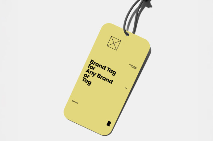 Tag retangular amarela pendurada por cordão preto, com tipografia simples e moderna.